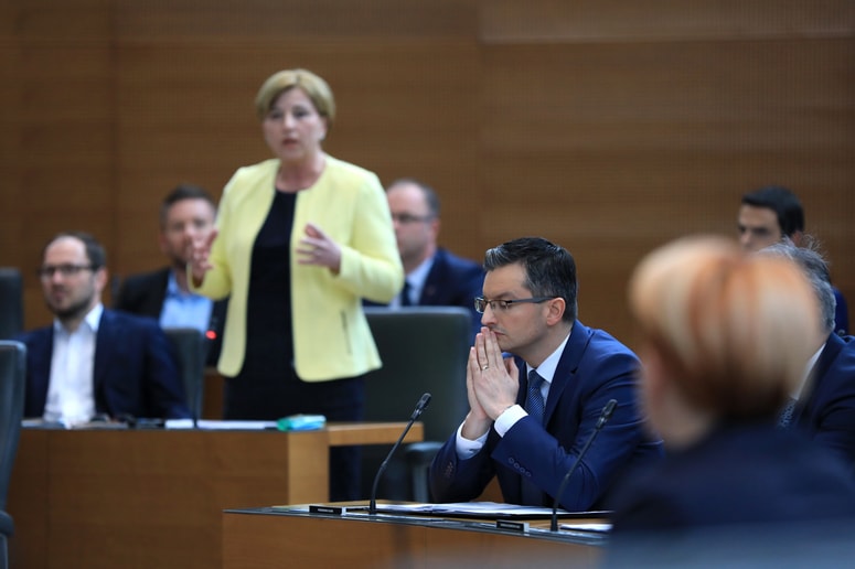 Premier Marjan Šarec v državnem zboru včeraj, med neugodnim vprašanjem poslanke Ljudmile Novak. 