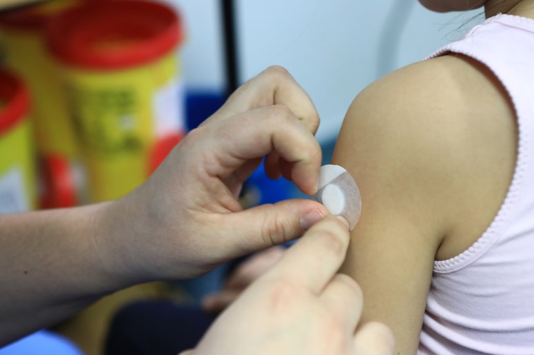 Glavna fotografija članka:Skrhano zaupanje v cepiva povečuje ranljivost prebivalstva