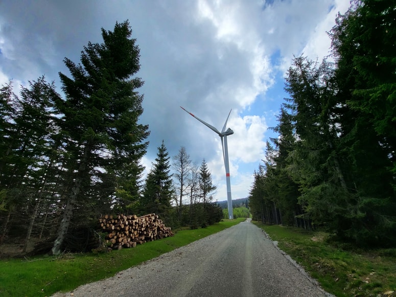 Glavna fotografija članka:Postavitev treh vetrnic na grebenu Košenjaka: Postopki se nadaljujejo, krajani še vedno odločno proti