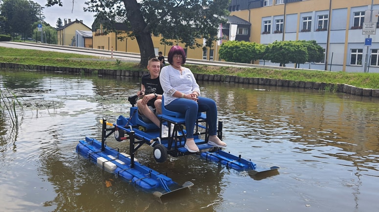 Učenci OŠ Ljudski vrt so amfibijsko vozilo, ki so ga izdelali v projektu Go-Car-Go, z ravnateljico preizkusili na ribniku v Ljudskem vrtu.
