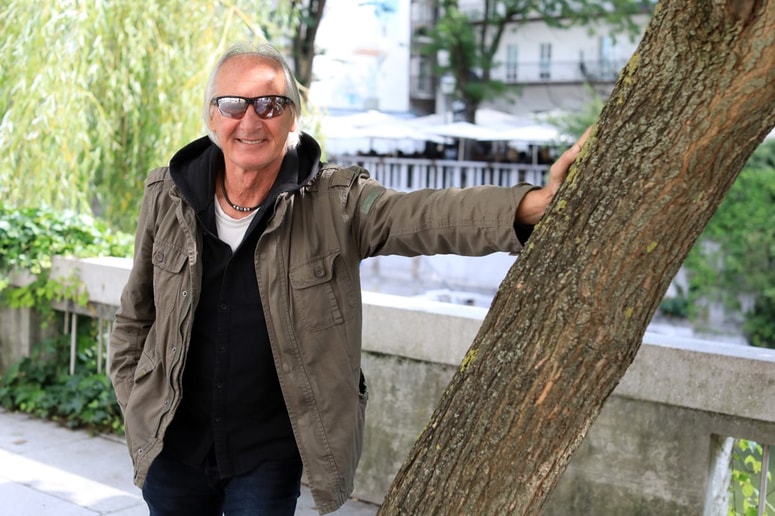 "Imel sem imel srečo, da sem delal s pravimi ljudmi, ki so me izobraževali in mi dajali širino," pravi Janez Bončina - Benč. 