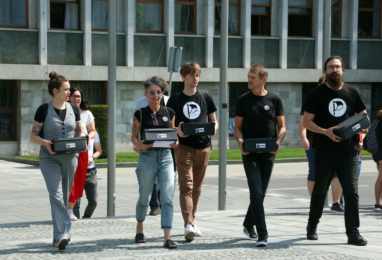 Glavna fotografija članka:Pirati in Levica vložili več kot 5000 podpisov za omejitev županskih mandatov