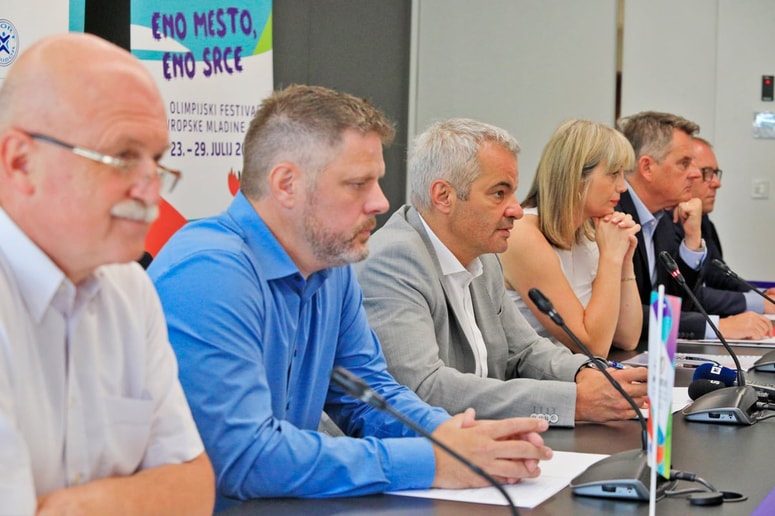 Napovedane podražitve so pred današnjo sejo mestnega sveta predstavili direktorji Snage Franc Dover, Nigrada Tomaž Kavnik, župan Saša Arsenovič, Pogrebnega podjetja Lidija Pliberšek, Marproma Ranko Šmigoc in Mariborskega vodovoda Miran Jug 