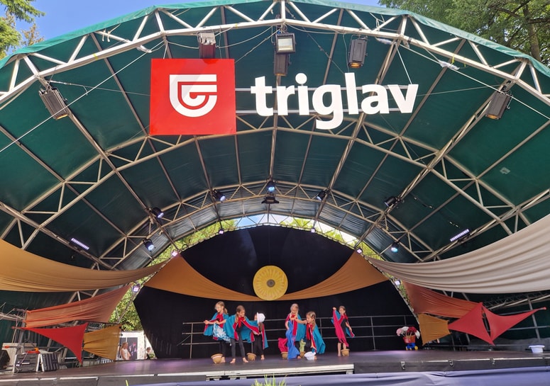 Glavna fotografija članka:Art kamp: Drevesa, kičkanje, glasba in ples