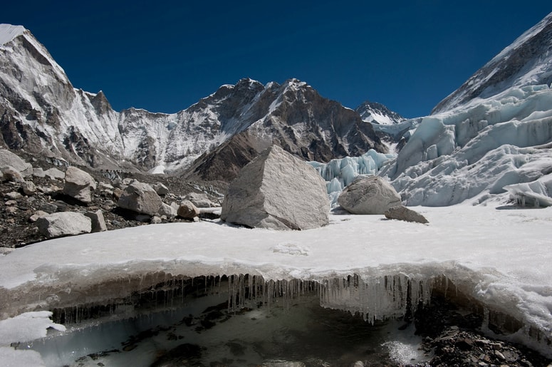 Pospešeno taljenje ledu je vidno tudi na ledeniku Khumbu med Mt. Everestom in Lhotsejem v Nepalu. 