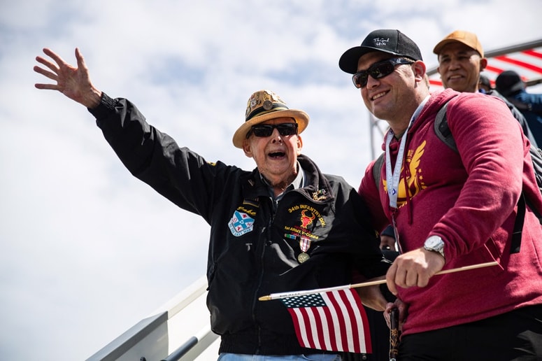 Veteran Jake je dopotoval v Normandijo in se udeležil slovesnosti ob obletnici izkrcanja v Normandiji.
 