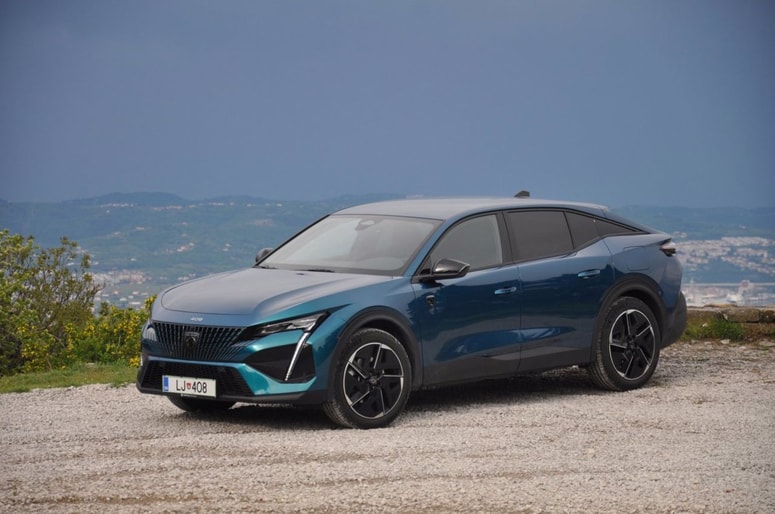 Čeprav ima avtomobil Peugeot 408 gene manjšega 308, je funkcionalno in vizualno čisto drugačen. 