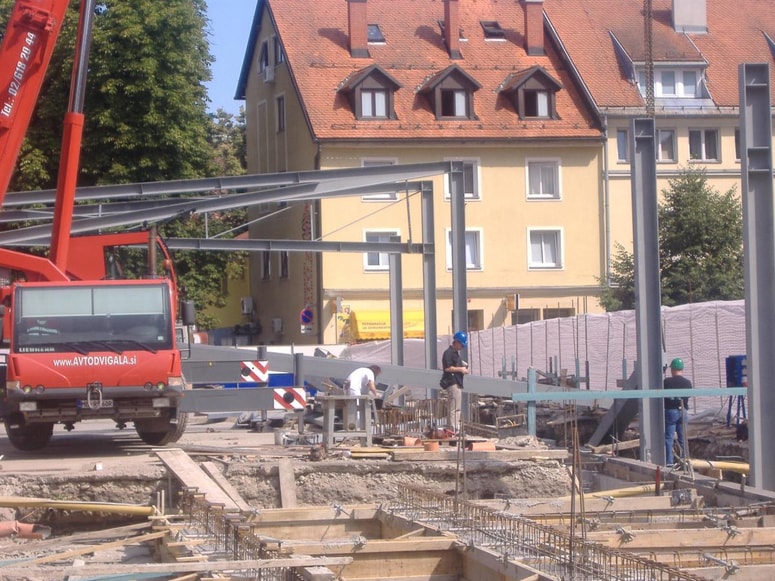 Delovna nesreča se je zgodila konec julija 2009, ko je takratno gradbeno podjetje Ceste mostovi Celje (CMC), ki je pozneje pristalo v stečaju, skupaj s podizvajalci sredi Celja gradilo novo mestno tržnico.
