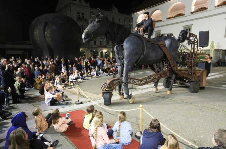 Glavna fotografija članka:(FOTO in VIDEO) Ulično gledališče Ana desetnica na Lentu: Ples s konjem