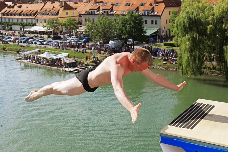 "Doživljanje tekme bo na višjem nivoju, saj bodo skakalci pristajali dobesedno pred publiko," pravijo organizatorji. 