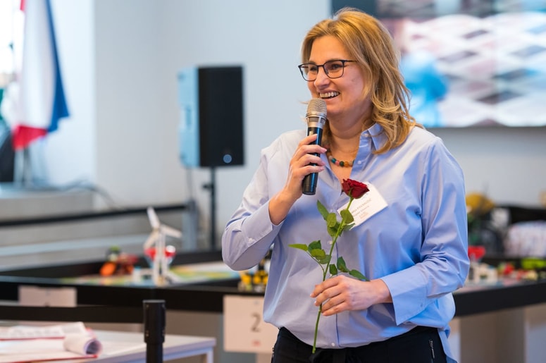 "Zavedala sem se, da imajo kocke veliko didaktično vrednost, nisem pa poznala številnih učinkovitih pristopov, izobraževalnih programov, tudi terapij, kjer lahko uporabljamo kocke Lego kot medij, kot učilo," nam je povedala dobitnica letošnje inženirske iskre Natalija Premužič. 