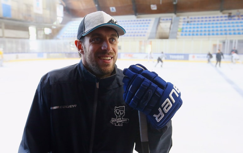 Anže Kopitar že od leta 2006 živi v Los Angelesu, hišo pa je kupil tudi na Bledu, kjer se je zapletlo z zemljišči okoli nje. 