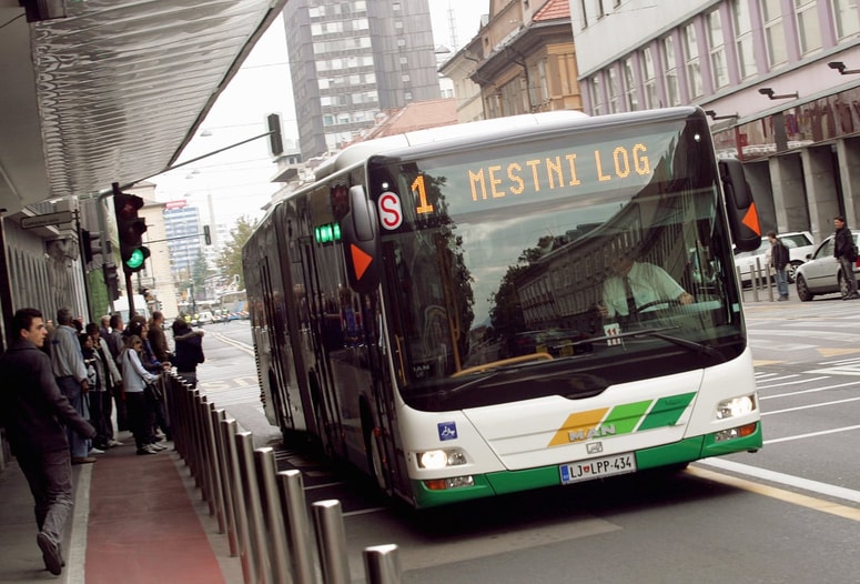 Voznik avtobusa je po prijavi zapeljal na eno od avtobusnih postajališč in avtobus zaklenil. Fotografija je ilustrativna. 
