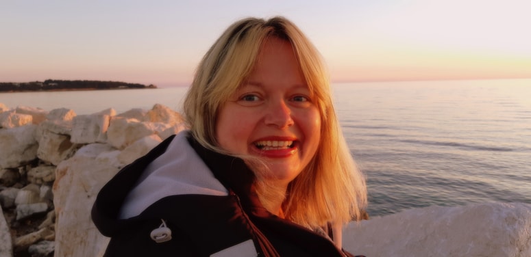 "Samo nasmeh bi morda lahko konkuriral pesmi v nas."