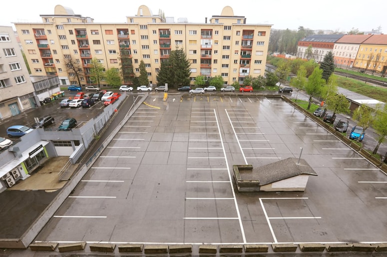 Plačljivo parkirišče v Ulici Moše Pijada za nekdanjo Metalko sameva, naokoli, ob blokih, pa gneča. 