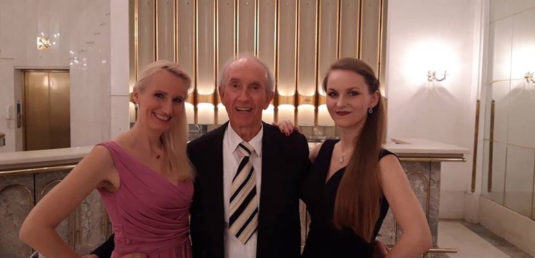 Skladatelj Alojz Ajdič po mariborskem koncertu v Kazinski dvorani SNG s sopranistko Natašo Zupan in mezzosopranistko Sabino Stello Gruden