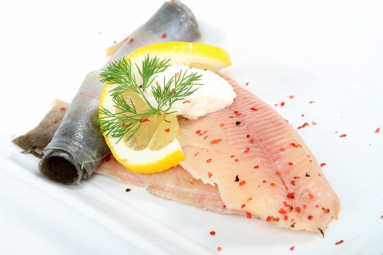Dimljena postrv s hrenom je imenitna predjed.