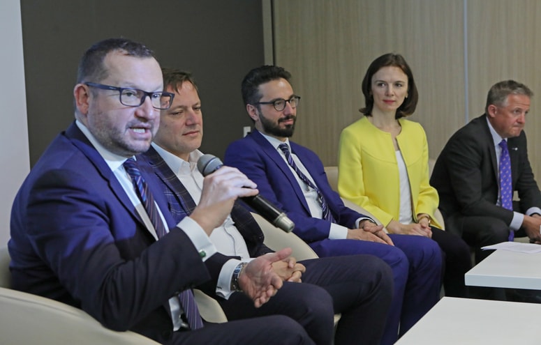 Sergej Simoniti, Prva kreditna zavarovalnica, Toni Balažič, Panvita, Tine Kračun, Inštitut za strateške rešitve, Sophie Honey, veleposlanica Velike Britanije v Sloveniji in Jon Locke, Nova KBM 