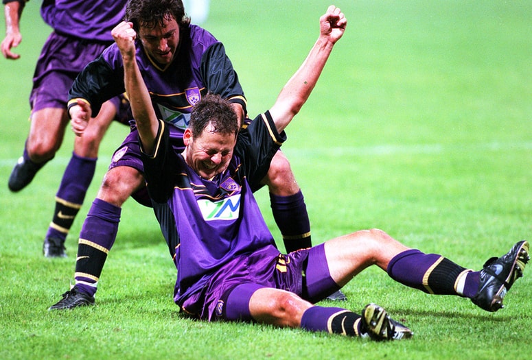 Strelcu prvega gola tekme proti Lyonu v Ljudskem vrtu Anteju Šimundži je prvi čestital Kliton Bozgo.