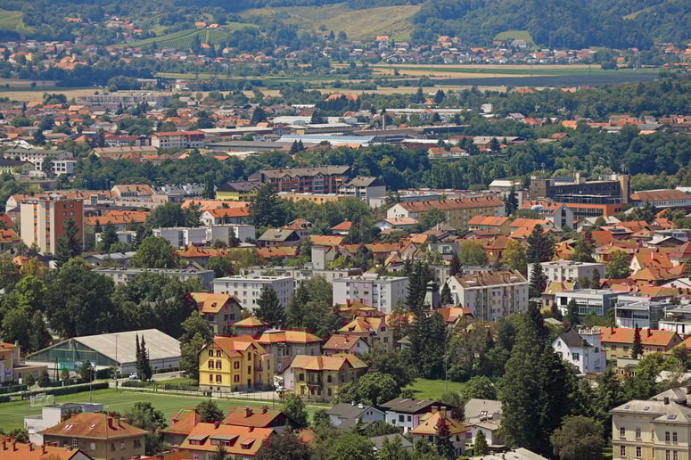 V Ljubljani, na Gorenjskem in Obali se ponavadi plačilo provizije deli na pol - med prodajalca in kupca, medtem ko v Podravju znesek poravna prodajalec. FOTO: Andrej PETELINŠEK