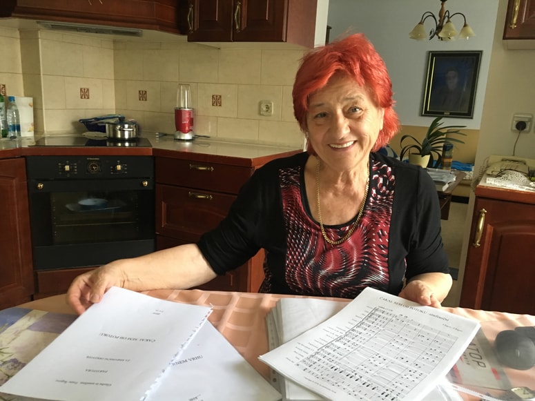Hermina Šegovc z notami skladb ansambla Štirje kovači za simfonični orkester 