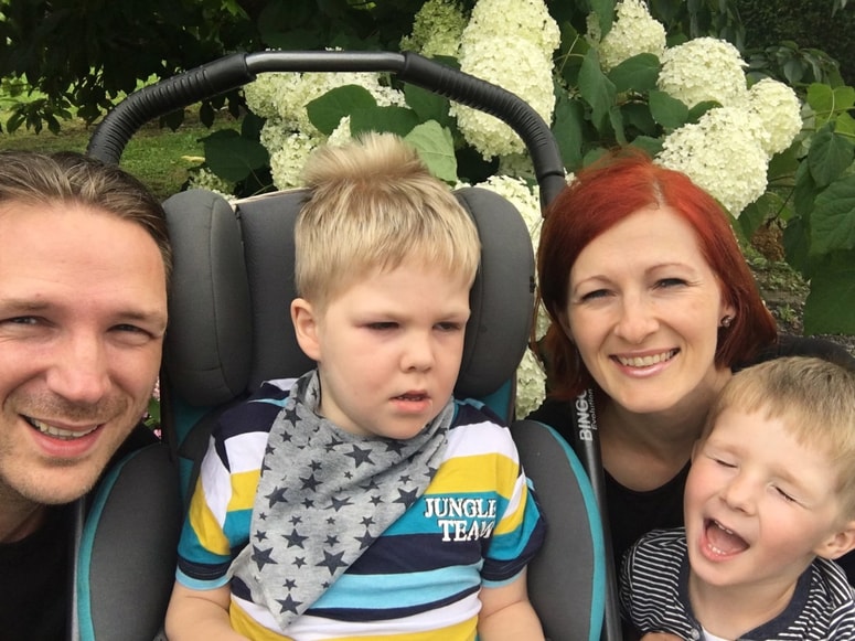 Julijan Peterka z očetom Petrom in mamo Matejo ter bratcem Dorijanom 