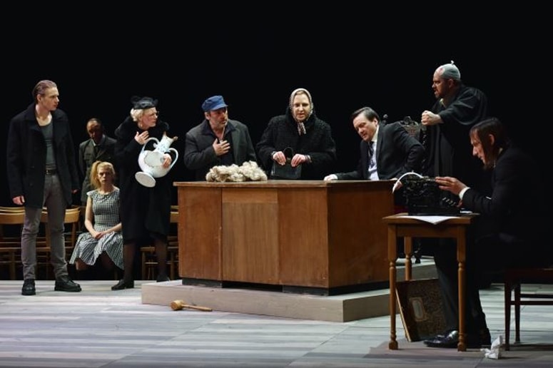 Režija z minimalnimi sredstvi dosega maksimalne učinke, četudi ne prodre v globlje sloje Kleistove vivisekcije birokratske hegemonije.