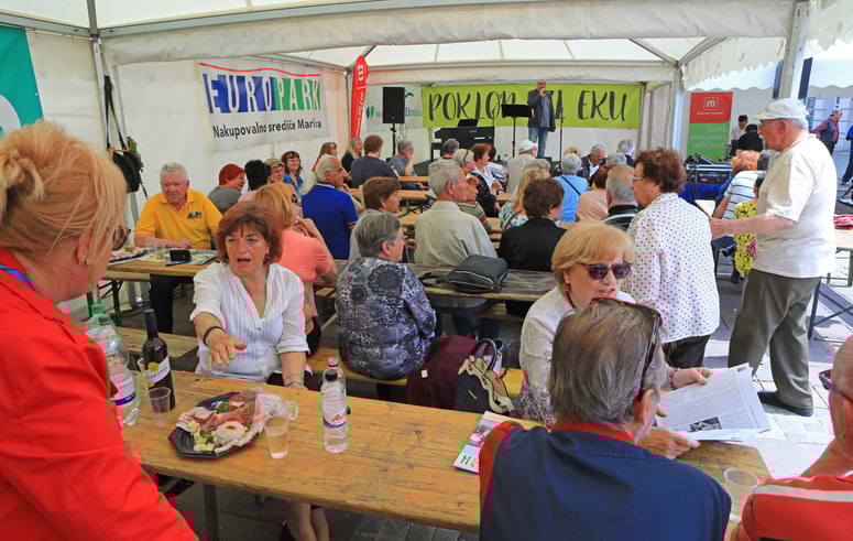 Prireditev Poklon Ezl eku je tudi letos na Grajski trg privabila tako stare, kot mlade