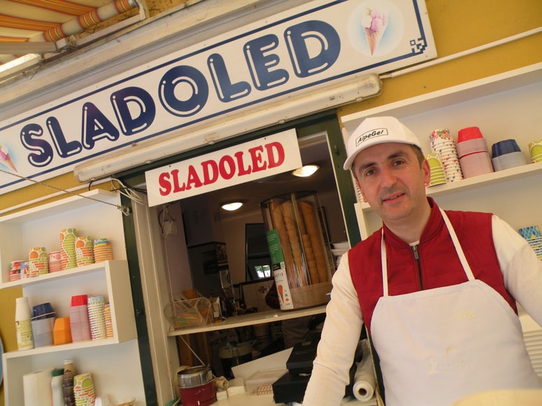 "Vsi so me odlično, toplo sprejeli in so prijazni. Z nikomer se ne kregam in upam, da bo tako ostalo," Adem Demiri hvali odnose v lokalni skupnosti. 