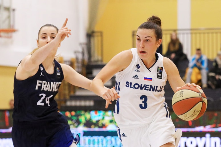 Glavna fotografija članka:Teja Oblak: Intervjuvali bi njo, spraševali o bratu