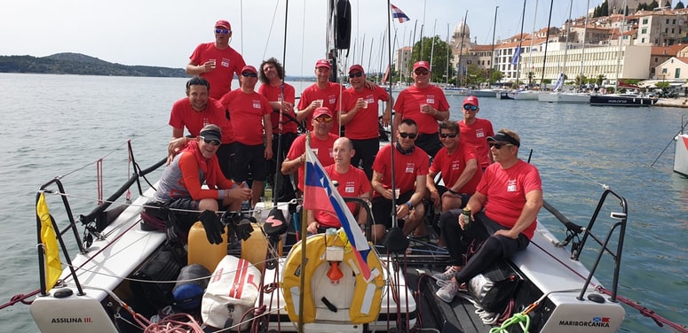 Posadka jadrnice Generali (z leve): Gorazd Gerlič, Matjaž Senica, Sašo Valenčič, Miran Krivec, Matjaž Klemenc, Tomaž Krajnc, Gregor Muhič, Simon Dekleva, Neven Rodica, Samo Žvan, Tone Repovž, Iztok Turk, Miha Muraus, Janko Frank