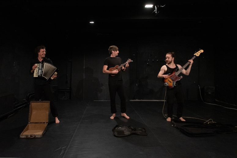 Tilen Kožamelj, Anže Zevnik in Filip Šebšajevič so ulični glasbeniki.
 