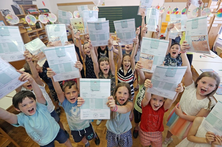 3.b iz osnovne šole Bratov polančičev Maribor se veseli prvih "pravih" spričeval, še bolj pa počitnic.