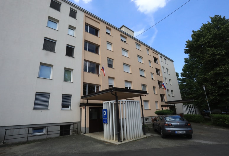 Glavna fotografija članka:Kaj ti pomaga klančina do vrat, če ne moreš iz stanovanja