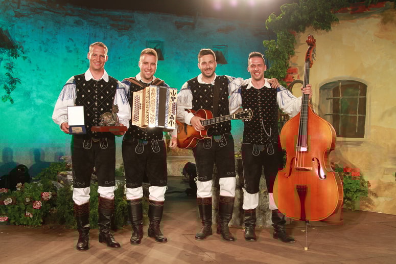 Zlatega zmaja so tokrat odnesli člani ansambla Opoj. 