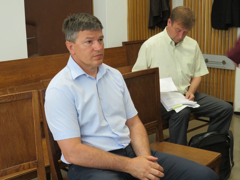 Uroš Rotnik, v ozadju davčni inšpektor Andrej Palovšnik 