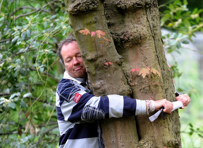 Nekateri drevesa objemajo in pravijo, da jim dajejo življenjsko energijo. 