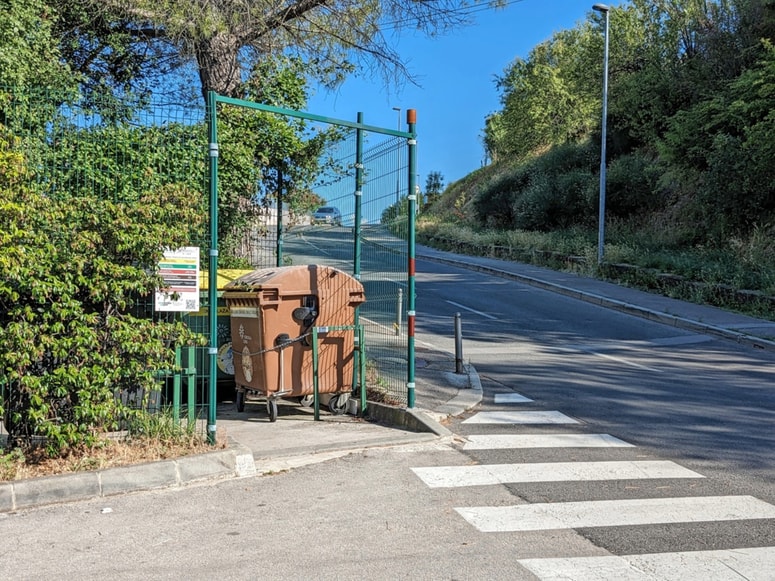 Domačin je v zabojniku za biološke odpadke ob Cesti na Markovec naletel na srhljiv prizor. 