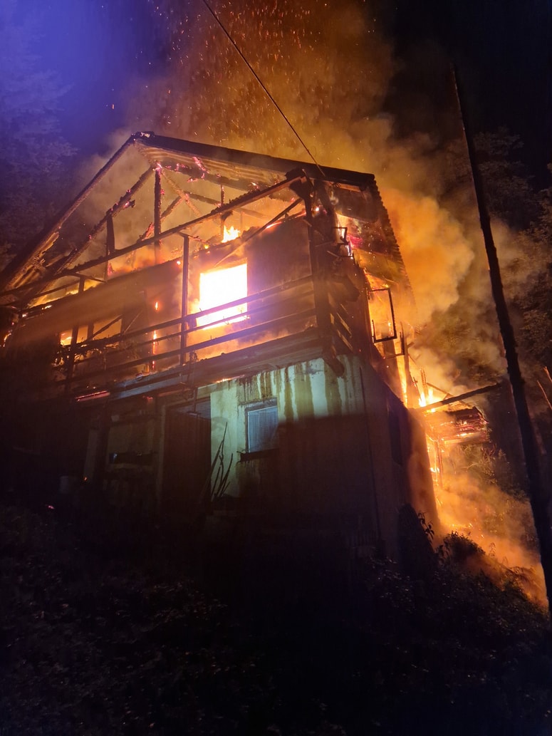 Glavna fotografija članka:(FOTO in VIDEO) V Podvelki ponoči zgorela hiša, iz katere so se rešile štiri osebe. Gasilci česa takšnega ne pomnijo