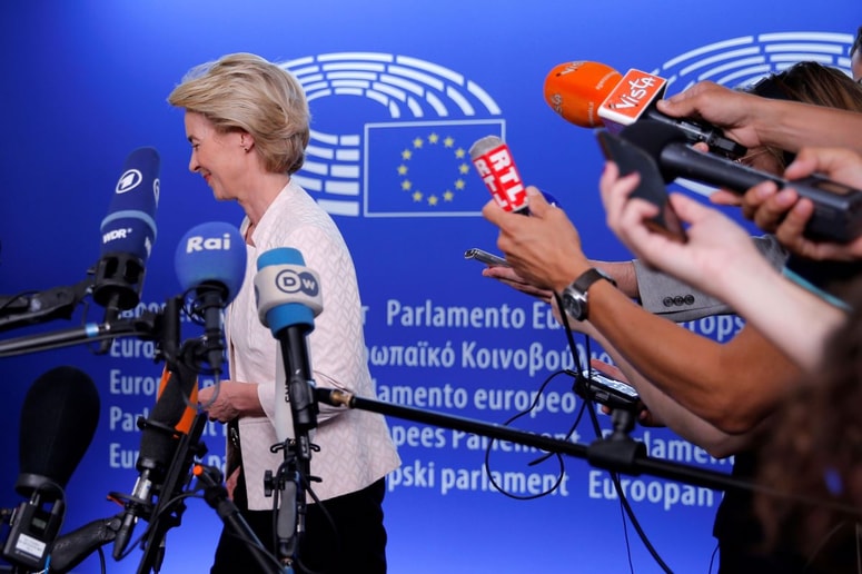Glavna fotografija članka:(VEČERNO BRANJE) Beli dim med dimnimi zavesami
