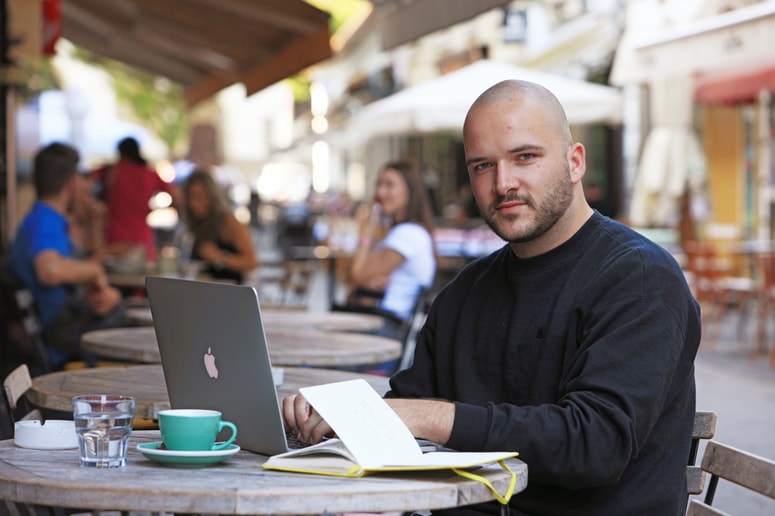 Programer Luka Lan Gabrijel je študiral na Fakulteti za računalništvo in informatiko v Ljubljani, magistrski študij je nadaljeval na Švedskem in Nizozemskem, kjer se je posvetil podjetniški tehnologiji digitalnih medijev. 