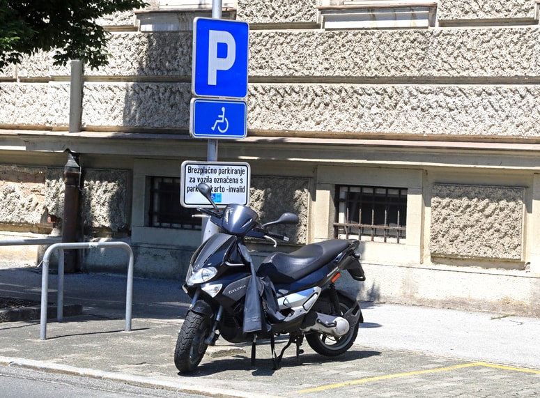 Tudi danes je bil županov skuter pred občino, tokrat na Razlagovi, parkiran nepravilno 