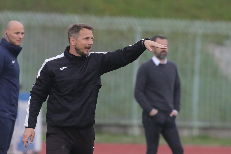 Almir Sulejmanović je sezono začel z remijem proti Domžalam in mariboru ter porazom proti Triglavu.