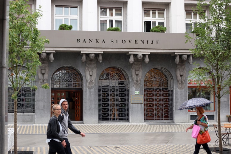 Po mnenju Banke Slovenije je predlog zakona diskriminatoren do kreditojemalcev v evrih in tolarjih ter depozitarjev v švicarskih frankih. 