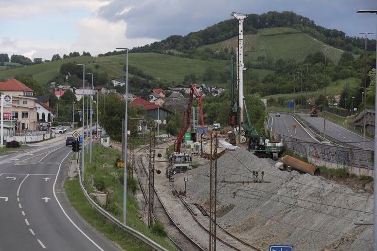 Glavna fotografija članka:Za gradnjo novega odseka železniške proge Maribor-Šentilj tri ponudbe