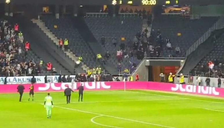 Navijači AIK-a so stekli na igrišče in napadli navijače Maribora. 