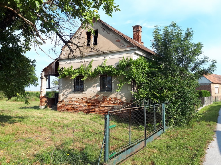Hiša v Radmožancih, ki jo je lendavska občina prepustila krovni manjšinski organizaciji z namenom, da zgradi center za predšolske otroke s posebnimi potrebami