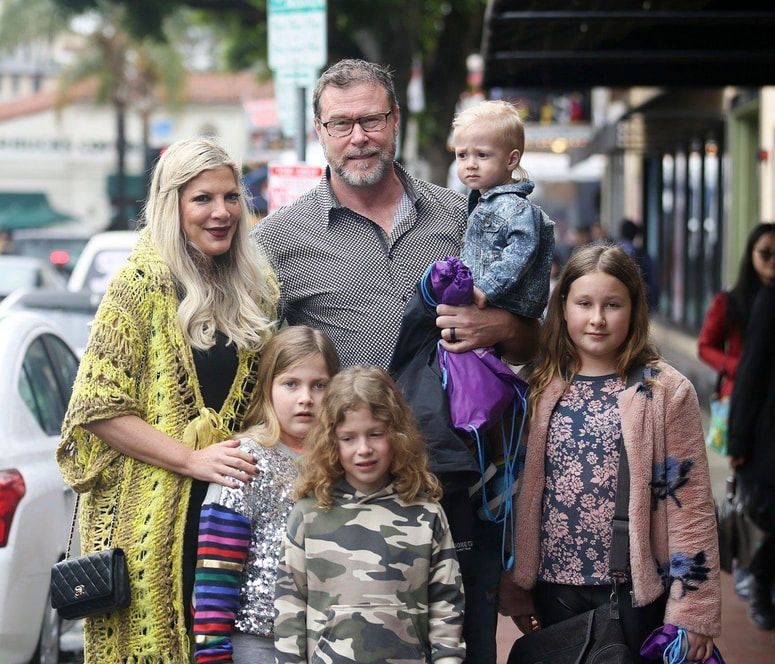 Tori Spelling Dean McDermott imata hčerki Stello in Hattie ter sinove Liama, Beaua in Finna.