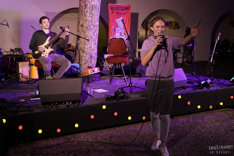 Nastop Urške Gajšt in Vida Turice, Skuštrane in bradati 2018, Vetrinjski dvor 