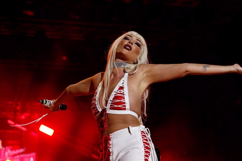 Glavna fotografija članka:Slovensko zvezdnico so vprašali, ali je že spala z žensko. S pikantnim odgovorom je marsikoga presenetila